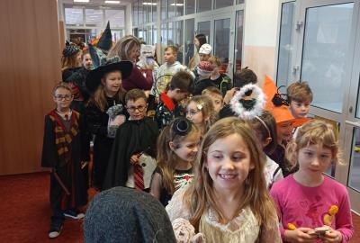 Halloweenský průvod školou