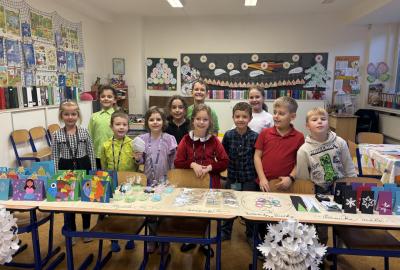 Vánoční Jarmark a malý prodavači 12/25